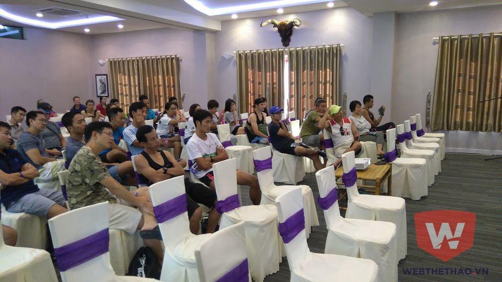 BTC giới hạn số lượng VĐV tối đa l&agrave; 200 người. M&atilde;i tới tận 18h 21/5, mới c&oacute; khoảng hơn 100 VĐV tới l&agrave;m thủ tục lấy Bib.