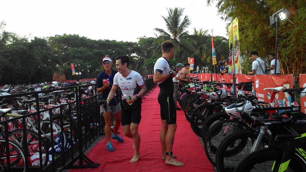 Trịnh Bằng (nam, tr&aacute;i) VĐV chơi triathlon gi&agrave;u kinh nghiệm nhất Việt Nam, cũng s&aacute;t giờ mới nhập cuộc