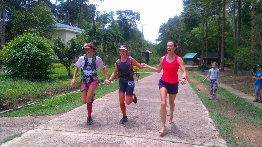 Sophie Clark, nữ VĐV (lần đầu ti&ecirc;n chạy ultra trail) đ&atilde; về nhất cự li 60km sau gần 8 giờ