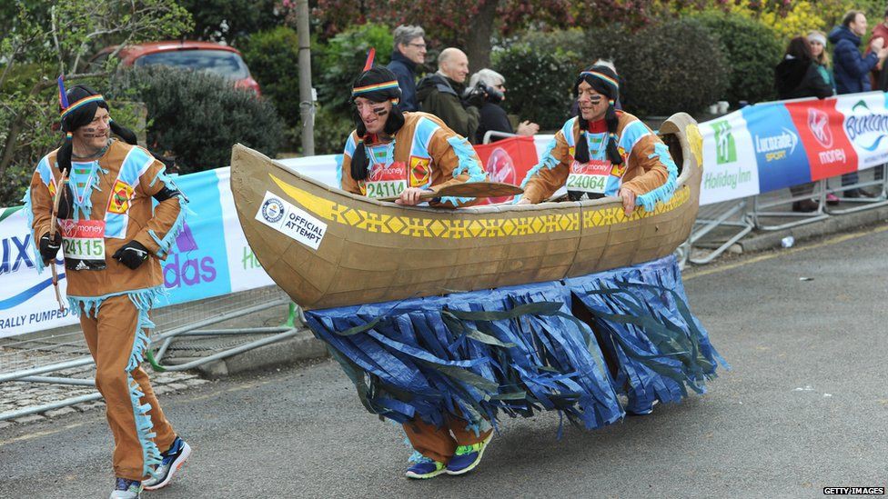 London Marathon là một ngày hội thực sự của runner, rất nhiều VĐV hóa trang lạ mắt mà chạy vẫn rất tốt