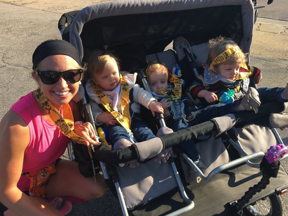 Bà mẹ bỉm sữa lập kỷ lục đẩy xe nôi sinh 3 chạy half marathon