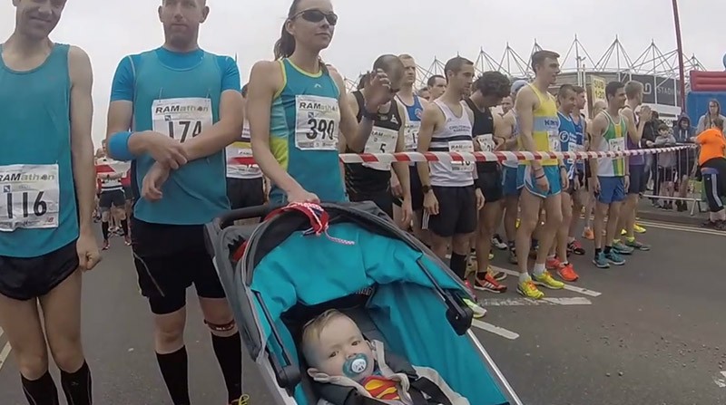 Bà mẹ đẩy xe nôi cùng con nhỏ lập KL chạy half marathon