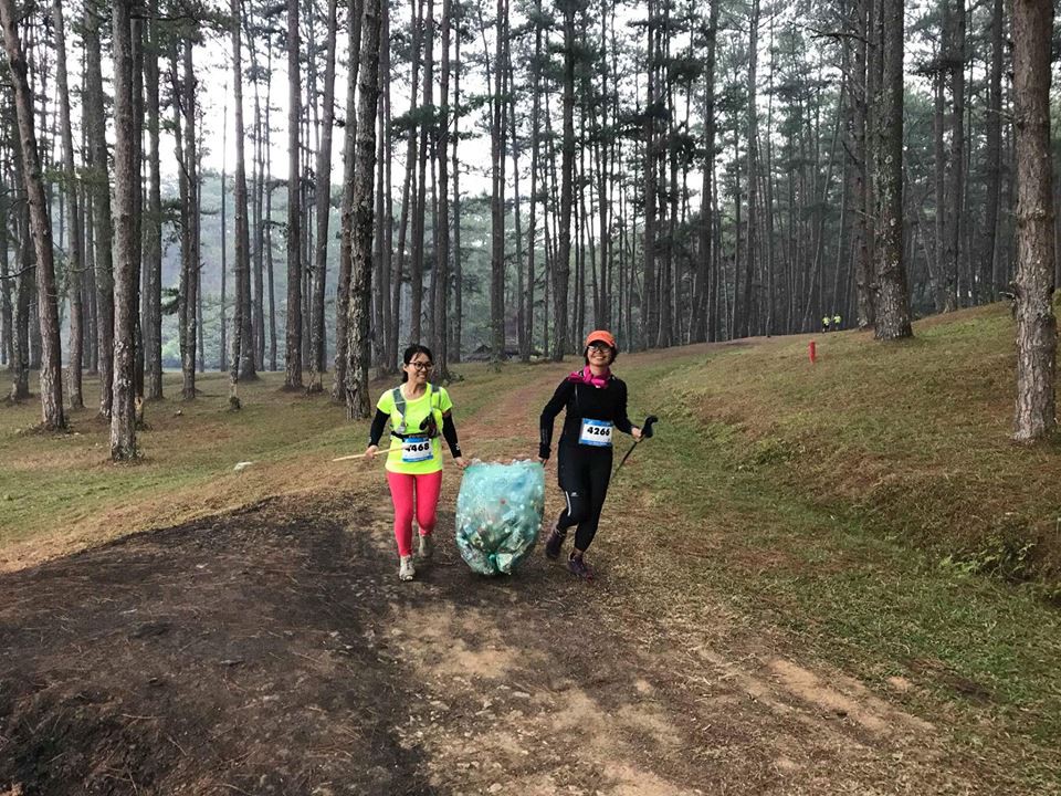 Bất ngờ 2 cô gái vừa chạy vừa nhặt rác ở Đà Lạt Ultra Trail 2018
