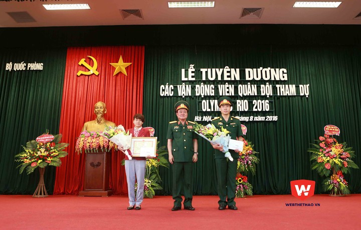 Bộ Quốc phòng vinh danh và thưởng Hoàng Xuân Vinh 50 triệu đồng