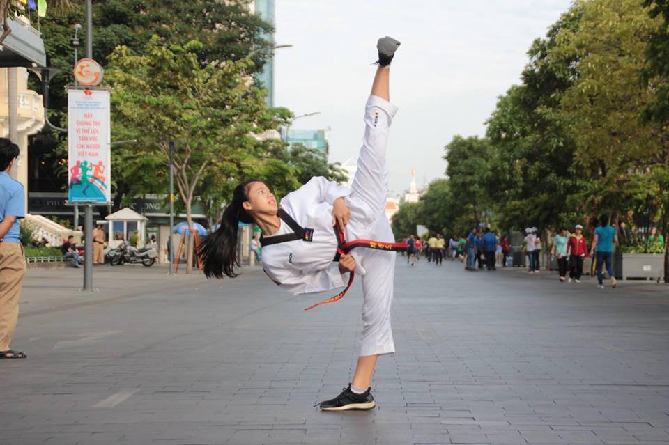 Hot girl l&agrave;ng v&otilde; Ch&acirc;u Tuyết V&acirc;n
