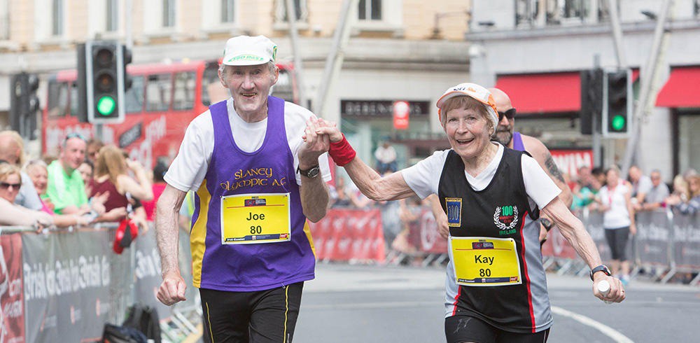 "Cặp đôi" cùng nhau hoàn thành marathon kỉ niệm sinh nhật tuổi 80