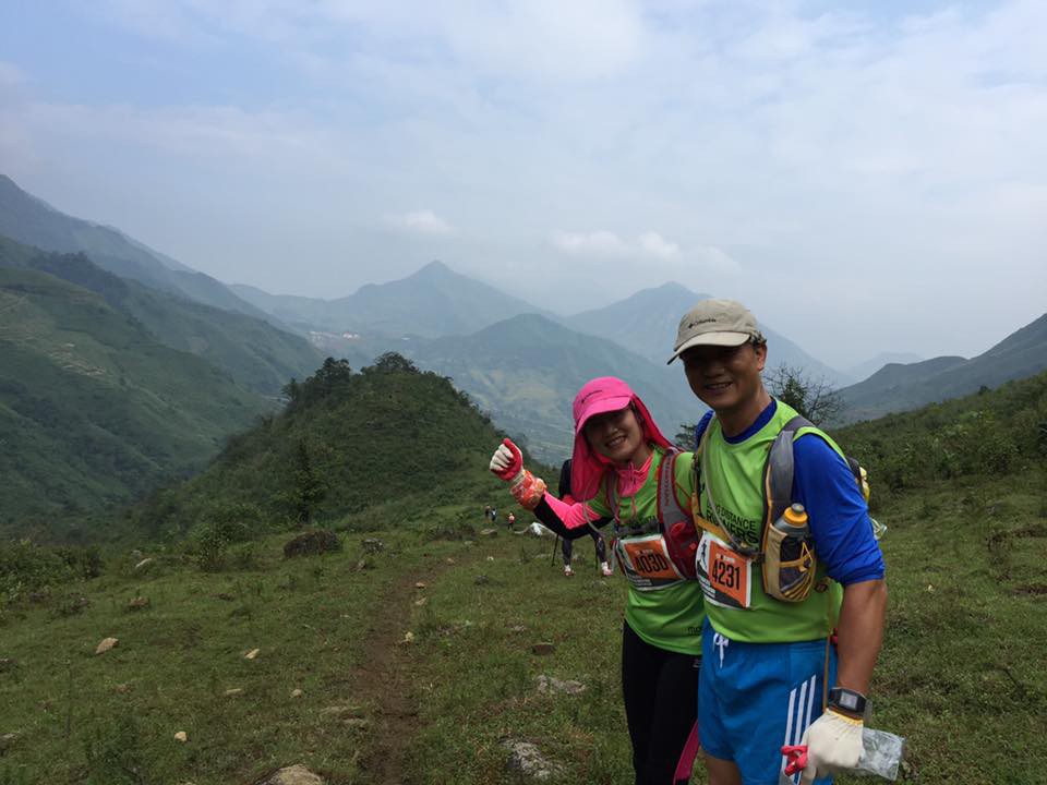 Cặp đôi chạy 42km vượt núi Sa Pa để kỷ niệm 15 năm ngày cưới