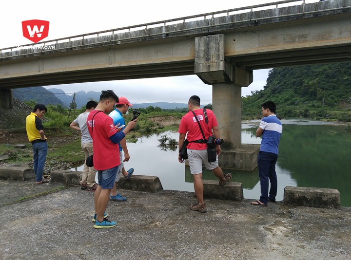 Ngay khi đến Tân Hóa, team Webthethao cùng các thành viên BTC đến cầu Khe Rinh, nơi sẽ là điểm xuất phát của TLAR17 nội dung đua thuyền để khảo sát Ngay khi đến Tân Hóa, team Webthethao cùng các thành viên BTC đến cầu Khe Rinh, nơi sẽ là điểm xuất phát của TLAR17 nội dung đua thuyền để khảo sát