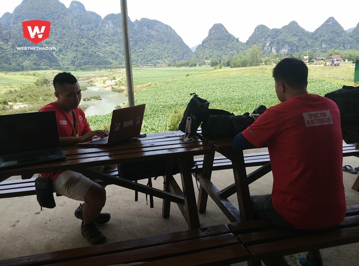 Trong khi các VĐV mê mẩn với cảnh đẹp của con soogn Rào Nan, PV Webthethao trực chiến cập nhật liên tục Trong khi các VĐV mê mẩn với cảnh đẹp của con soogn Rào Nan, PV Webthethao trực chiến cập nhật liên tục