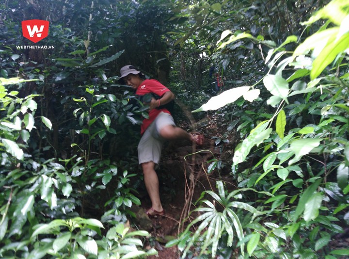 Đường trong rừng rất trơn làm khó các PV khi tác nghiệp Đường trong rừng rất trơn làm khó các PV khi tác nghiệp