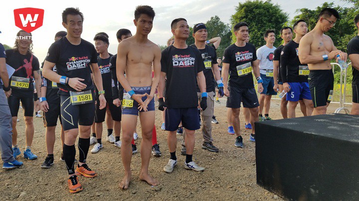 Nguyễn Chí Sơn học ''bài'' ĐKVĐ, chạy chân đất để vượt qua thử thách dễ hơn Nguyễn Chí Sơn học ''bài'' ĐKVĐ, chạy chân đất để vượt qua thử thách dễ hơn