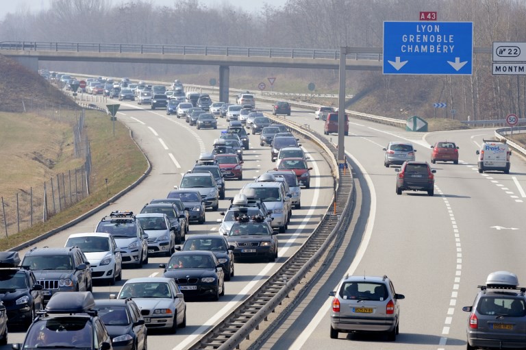 Bị cảnh sát tuýt còi vì chạy bộ 170km để bắt...máy bay
