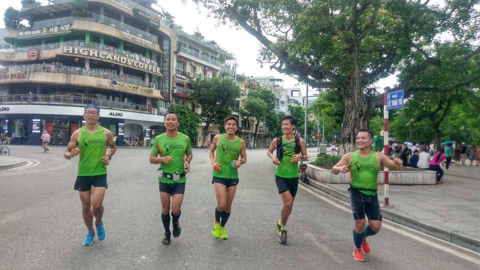 Chạy marathon sáng sớm cuối tuần trên phố đi bộ Hà Nội