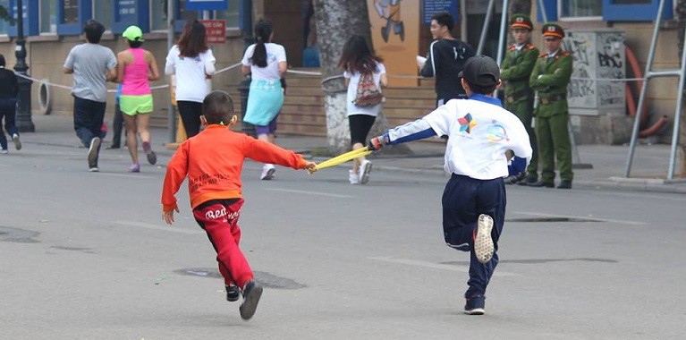 "Chạy với tôi": Khi cả thế giới trong một cái nắm tay