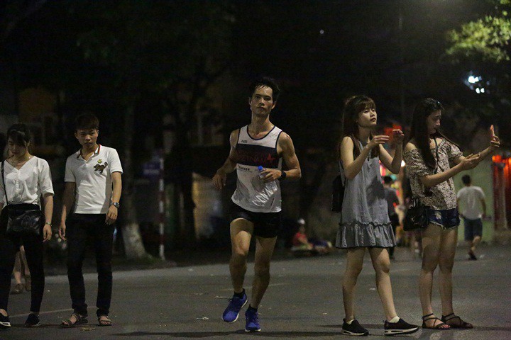 Chùm ảnh: Cao Ngọc Hà thử thách chạy 24 giờ ở phố đi bộ Hồ Gươm