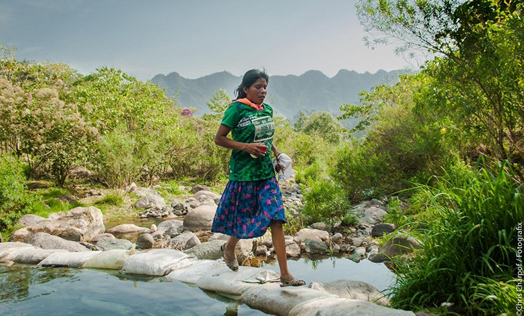 Cô gái bộ tộc Tarahumara VĐ giải chạy 50km với đôi sandal tái chế