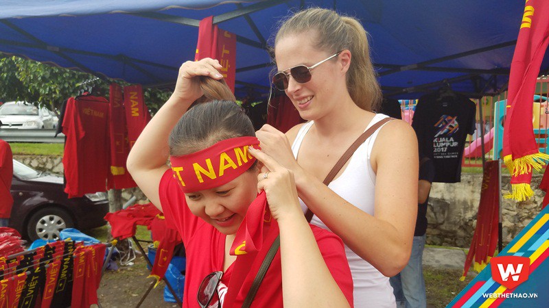 Cô gái Manchester mê mẩn màn trình diễn của Công Phượng