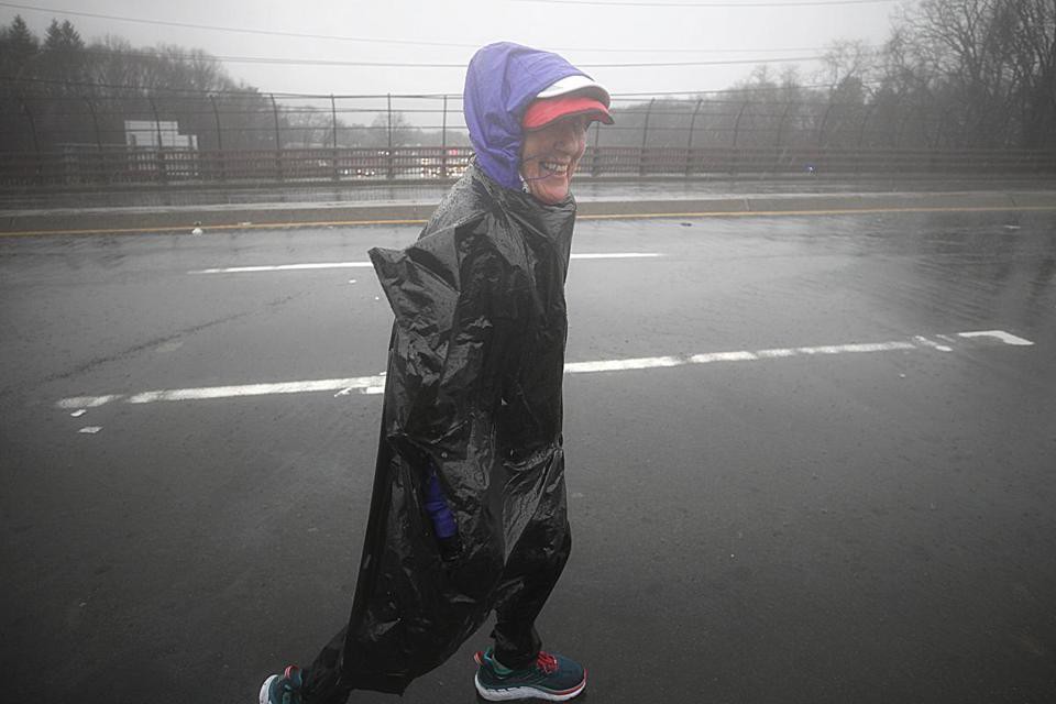 Cụ bà 85 tuổi hoàn thành Boston Marathon: Đồ uống sau chạy là... bia