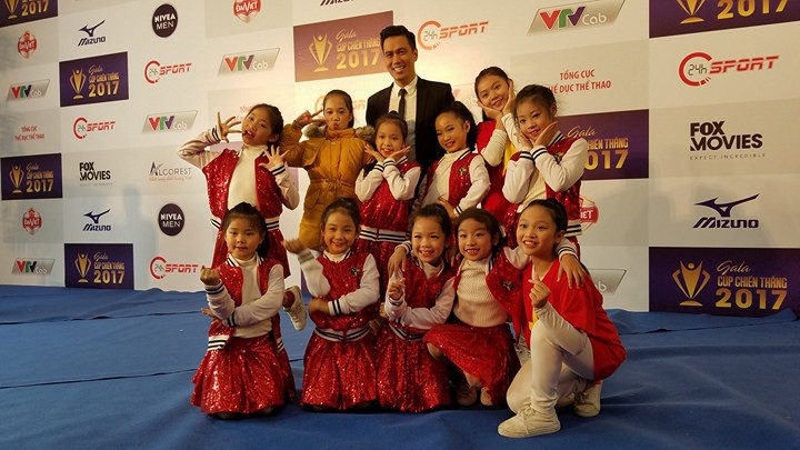 Diễn viên Việt Anh ''Người phán xử'' trong vòng vây của các fan nhí. Ảnh: Nguyễn Đạt Diễn viên Việt Anh ''Người phán xử'' trong vòng vây của các fan nhí. Ảnh: Nguyễn Đạt