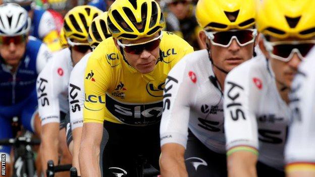 Chris Froome có một chặng đua nhàn nhã. Anh mặc áo vàng lần thứ 50 Chris Froome có một chặng đua nhàn nhã. Anh mặc áo vàng lần thứ 50