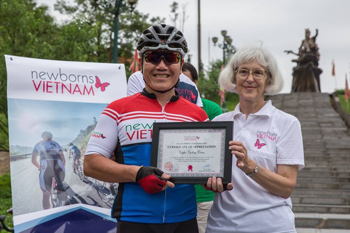 anh Hùng, chủ nhiệm Tayho Cycling nhận Chứng nhận từ Newborns Vietnam Isla Climbing Challenge anh Hùng, chủ nhiệm Tayho Cycling nhận Chứng nhận từ Newborns Vietnam Isla Climbing Challenge