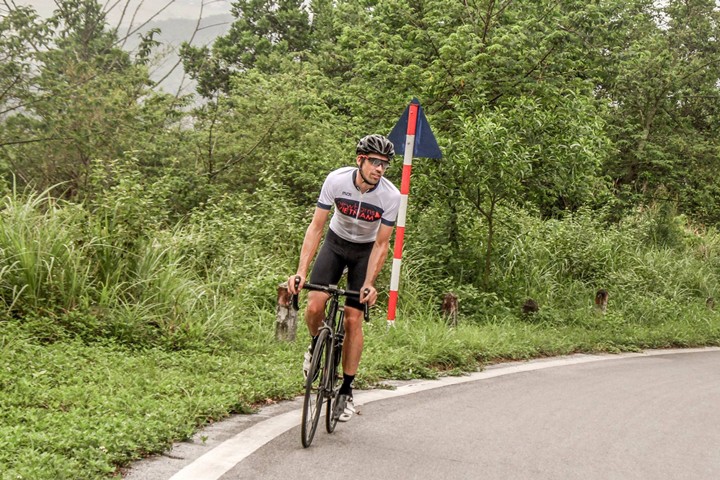 David Lloyd, thành viên CLB Tayho Cycling, người tổ chức thử thách Isla Climbing Challenge trên đường chinh phục leo Gióng David Lloyd, thành viên CLB Tayho Cycling, người tổ chức thử thách Isla Climbing Challenge trên đường chinh phục leo Gióng