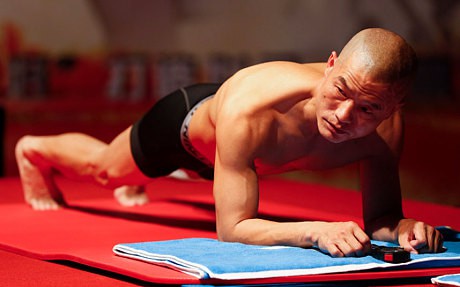 Kỷ lục không tưởng: Plank hơn 8 giờ liên tục
