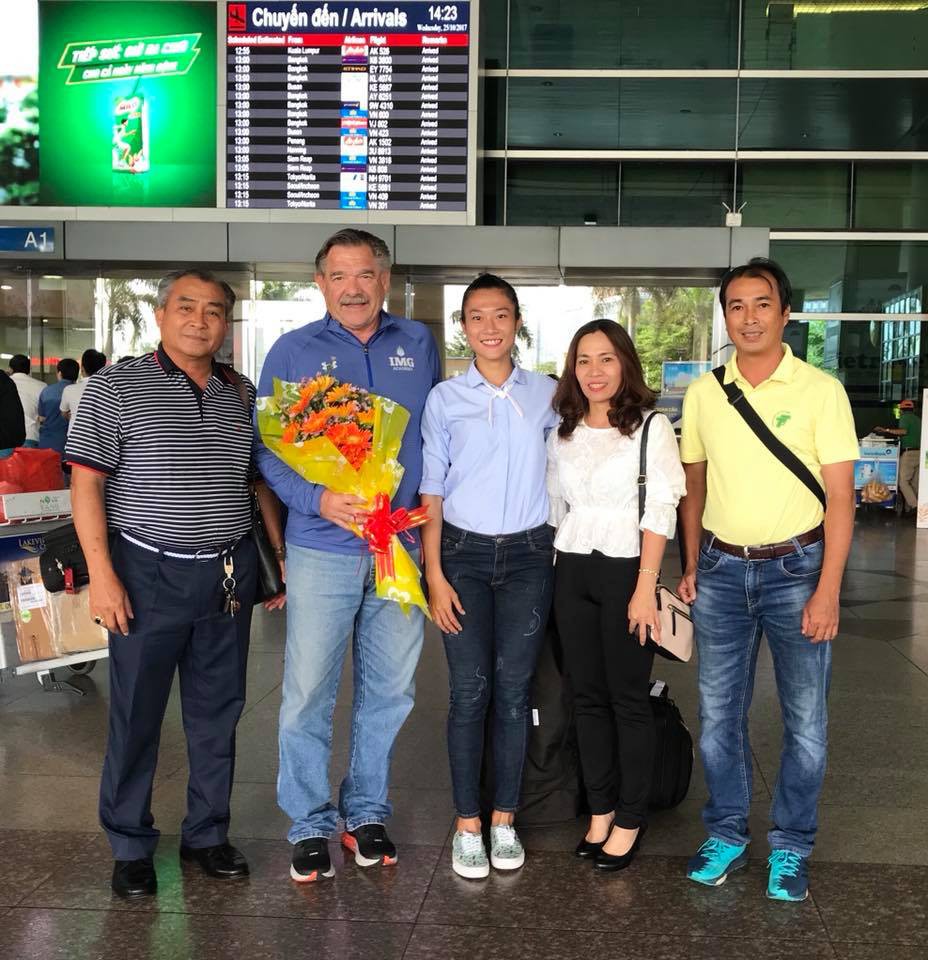 Ông Phạm Trung Hinh, Phó Chủ tịch LĐĐK Việt Nam, ông Trịnh Đức Thanh, Trưởng bộ môn điền kinh Tp.HCM cùng HLV Nguyễn Thị Thanh Hương, VĐV Lê Tú Chinh đón chuyên gia Loren Seagrave tại sân bay Tân Sơn Nhất chiều 25/10. Ảnh: Thanh Hương Ông Phạm Trung Hinh, Phó Chủ tịch LĐĐK Việt Nam, ông Trịnh Đức Thanh, Trưởng bộ môn điền kinh Tp.HCM cùng HLV Nguyễn Thị Thanh Hương, VĐV Lê Tú Chinh đón chuyên gia Loren Seagrave tại sân bay Tân Sơn Nhất chiều 25/10. Ảnh: Thanh Hương