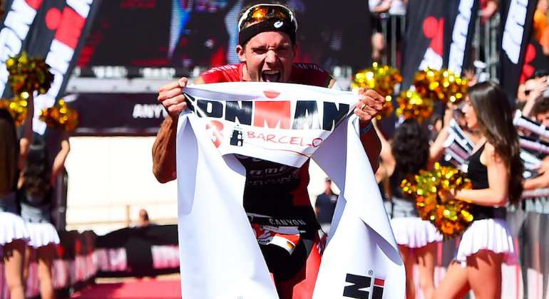 ĐKVĐ Jan Frodeno thắng nhọc ở Ironman 70.3 Barcelona