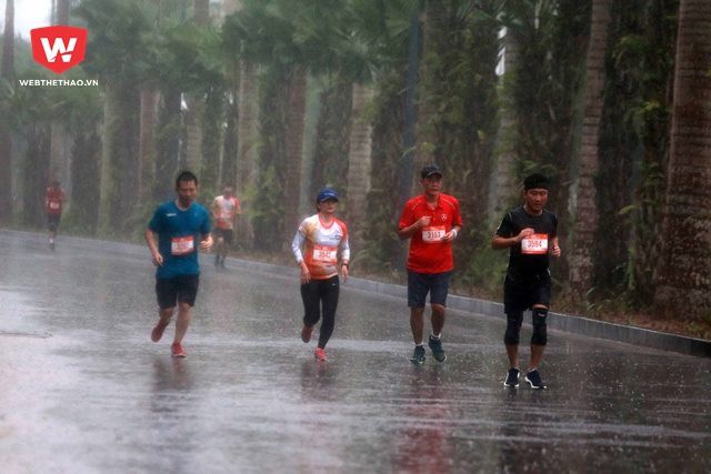 Hấp dẫn cuộc rượt đuổi trong mưa tại Ecopark Marathon 2018