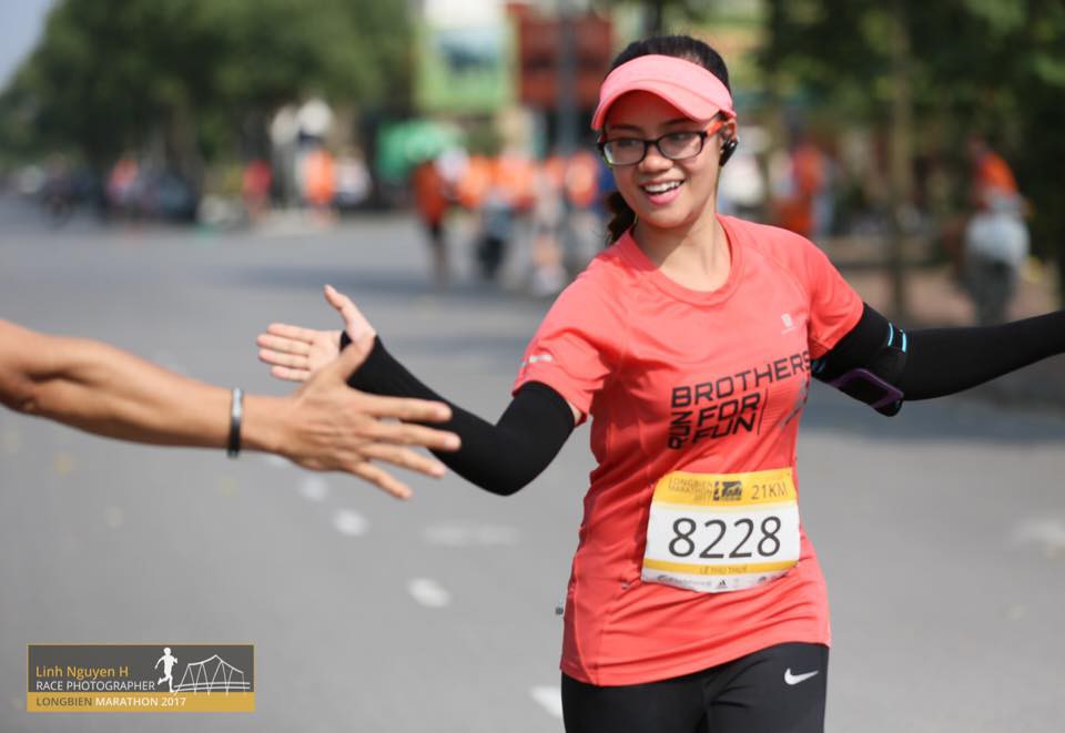 Màn cán đích trong mưa và nước mắt của cô giáo 9X ở Ecopark Marathon 2018
