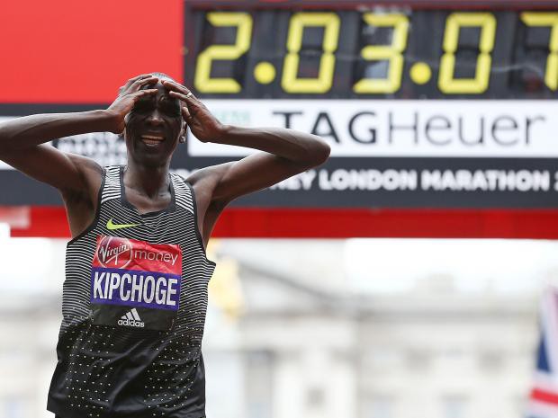 Kipchoge &ocirc;m đầu với ch&uacute;t tiếc nuối khi su&yacute;t ph&aacute; kỉ lục thế giới