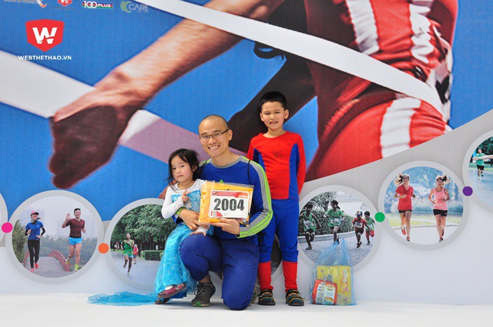 Gần 1000 VĐV "sục sôi" nhận Bib và áo giải chạy LDR Half Marathon