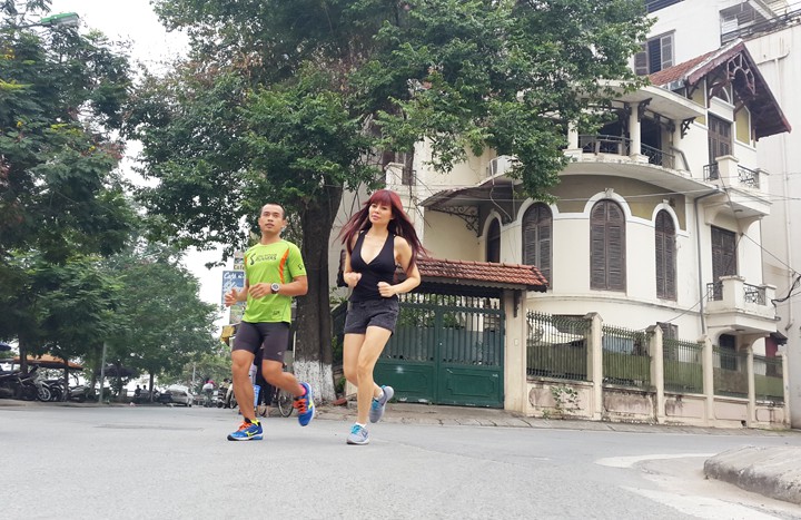 Gặp ca sĩ Ngọc Anh chạy bộ sớm mùa thu Hà Nội