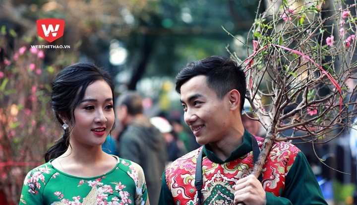 Gặp Phạm Phước Hưng và bạn gái xinh như mộng đi chợ hoa Tết
