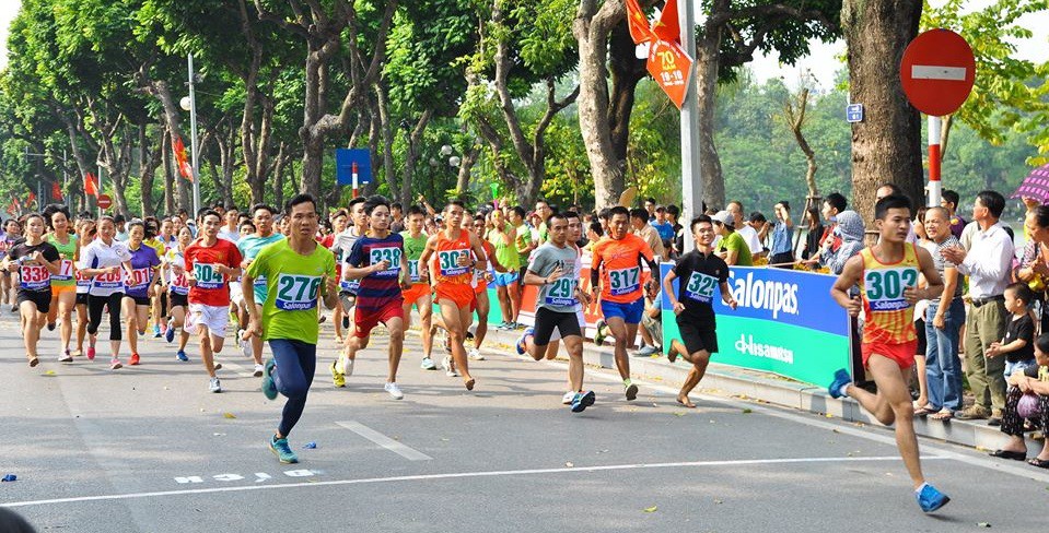 Giải chạy báo Hà Nội Mới: 1200 VĐV thi đấu sôi nổi trong không gian phố đi bộ