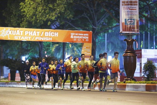 Giải Việt dã báo Tiền Phong 2018: Những VĐV "lọ mọ" trong đêm Buôn Ma Thuột