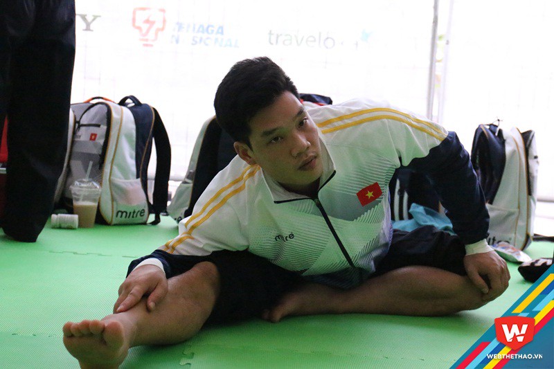 Gian nan VĐV Pencak Silat đôn cân cắn răng nén đau thi đấu