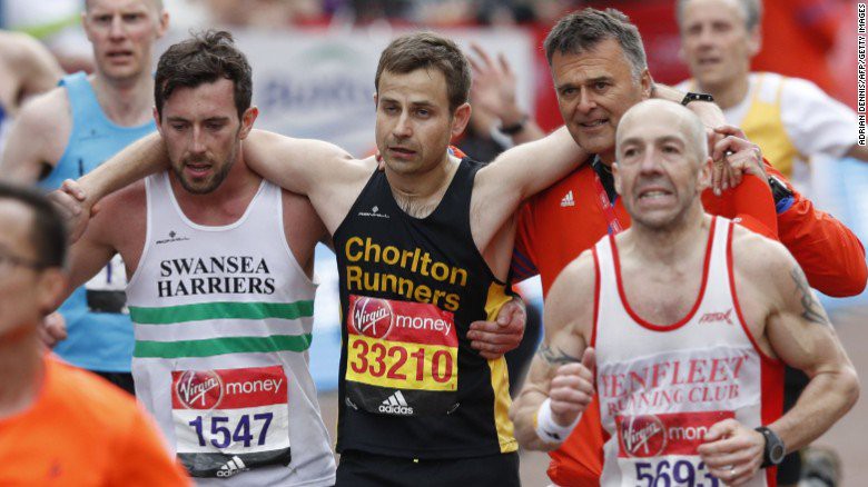 Hai người đàn ông dìu nhau về đích "gây bão" London Marathon 2017