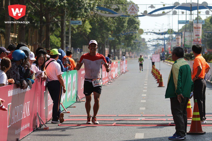 Ironman thoát chết khỏi đám cháy chung cư Carina Plaza đi xuyên đêm chạy marathon giải báo Tiền Phong