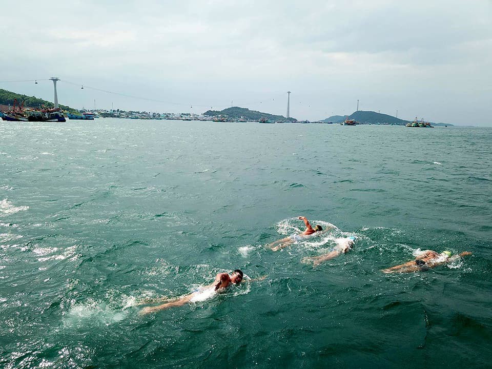 Kình ngư Para Games người Việt bơi 20km vượt biển gây quĩ trẻ em nghèo