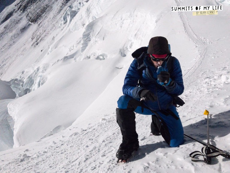 Kỷ lục không tưởng: Chinh phục đỉnh Everest sau 26 giờ không dùng bình oxy và dây thừng