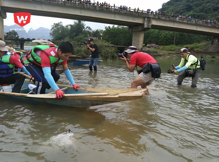 Lăn lộn "bở hơi tai" như phóng viên ở Tú Làn Adventure Race 2017