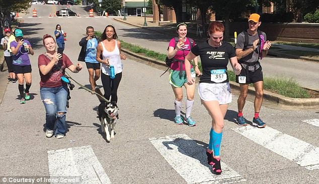 Lập kỷ lục thế giới chạy marathon với...giày cao gót