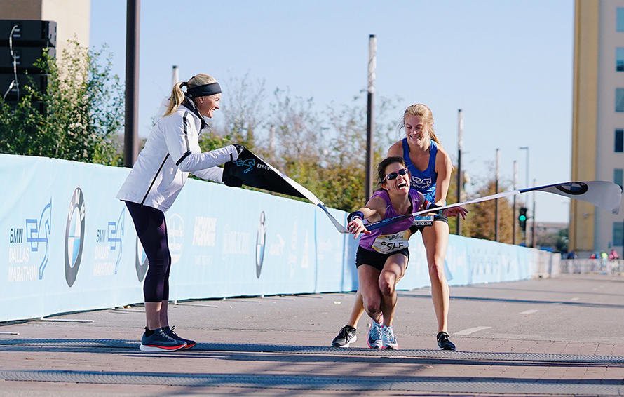 Màn về đích như phim tại giải chạy Dallas Marathon