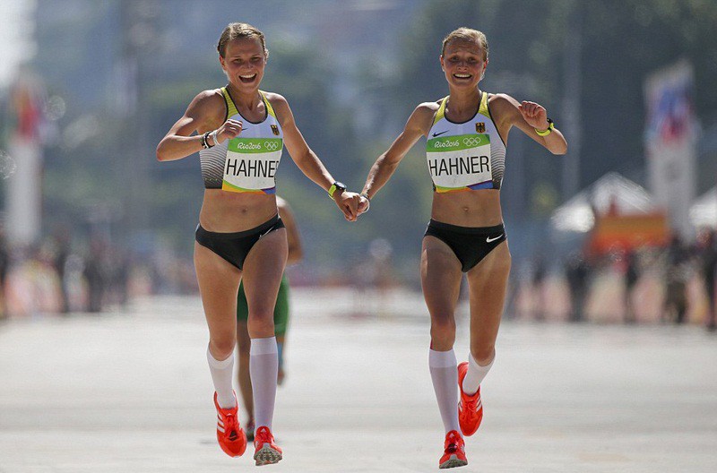 Marathon tại Olympic 2016: Cặp song sinh dắt tay nhau về đích!