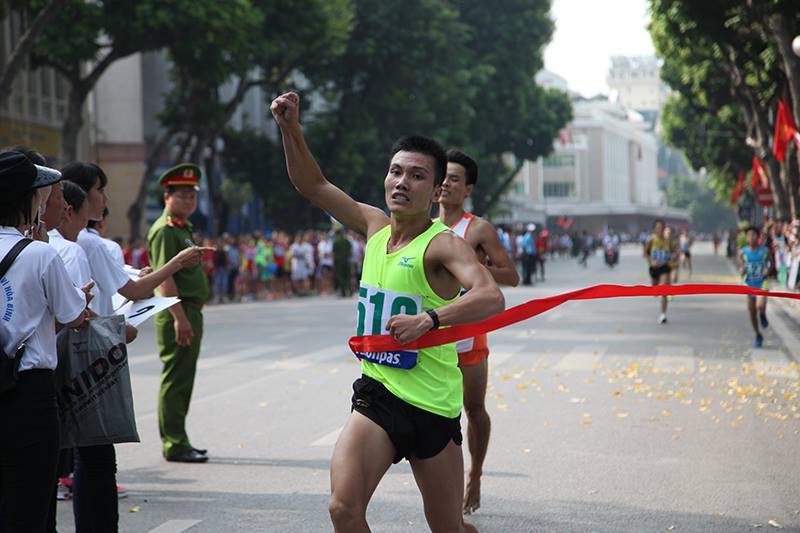 Nguyễn Hoài Văn phá KLQG ném lao, Tú Chinh HCV 200m, Đỗ Quốc Luật HCV 3000m vượt chướng ngại vật