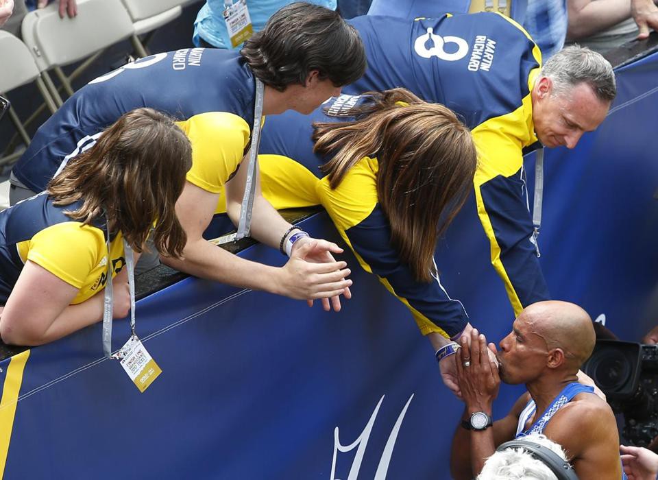 Những khoảnh khắc xúc động khó quên tại Boston Marathon 2017