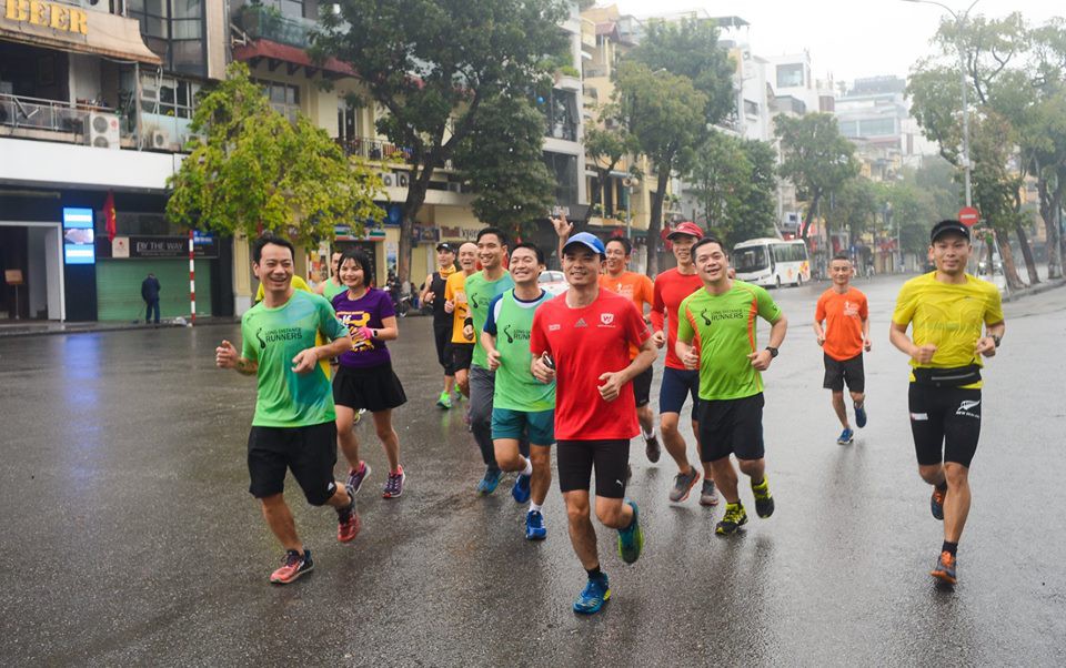 Hà Nội sáng mùng 1 Tết vắng hoe, có những người dậy sớm chạy bộ
