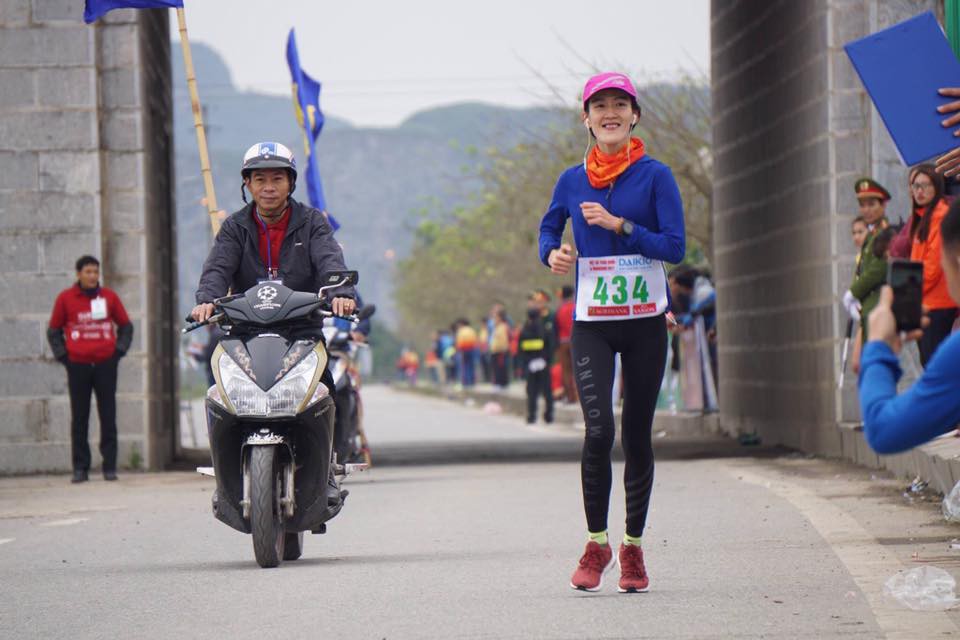 Nữ VĐV nghiệp dư duy nhất giải Việt dã: "Anh cứ đi bên lề đời em đi"